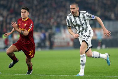 Roma, İtalya 05.03.2023: Paulo Dybala (AS ROMA), Leonardo Bonucci (Juventus), Serie A futbol karşılaşmasında AS Roma FC Juventus Torino ile Olimpiyat Stadyumu 'nda 05 Mart 2023 tarihinde oynanan karşılaşmada