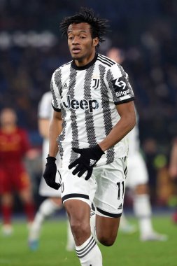 Roma, İtalya 05.03.2023: Juan Cuadrado (Juventus) Serie A futbol karşılaşması sırasında AS Roma FC Juventus Torino ile Olimpiyat Stadyumu 'nda 05 Mart 2023 tarihinde oynanan karşılaşmada