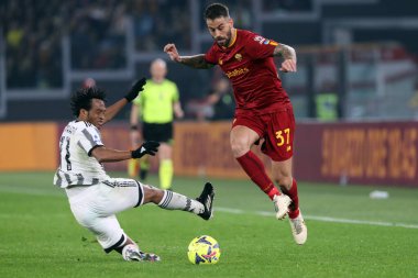 Roma, İtalya 05.03.2023: Juan Cuadrado (Juventus), Leonardo Spinazzola (AS ROMA) Serie A futbol karşılaşmasında AS Roma ile FC Juventus Torino arasında 05 Mart 2023 tarihinde İtalya 'nın başkenti Roma' da oynanan Olimpiyat Stadyumu 'nda oynanan karşılaşmada