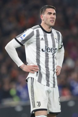 Roma, İtalya 05.03.2023: Serie A futbol karşılaşması sırasında Dusan Vlahoviç (Juventus), AS Roman FC Juventus Torino ile 05.2023 tarihinde İtalya 'nın başkenti Roma' da oynanan Olimpiyat Stadyumu karşılaşmasında