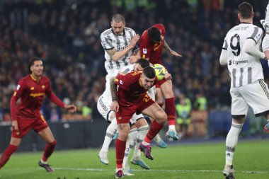 Roma, İtalya 05.03.2023: Filip Kostiç (Juventus), Gianluca Mancini (AS ROMA), Serie A futbol karşılaşmasında AS Roma ile FC Juventus Torino arasında 05.2023 tarihinde İtalya 'nın başkenti Roma' da oynanan karşılaşma.