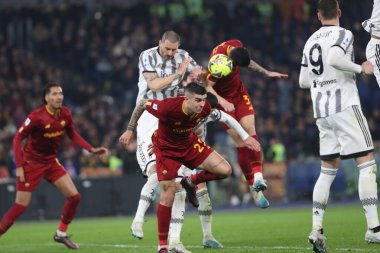 Roma, İtalya 05.03.2023: Filip Kostiç (Juventus), Gianluca Mancini (AS ROMA), Serie A futbol karşılaşmasında AS Roma ile FC Juventus Torino arasında 05.2023 tarihinde İtalya 'nın başkenti Roma' da oynanan karşılaşma.
