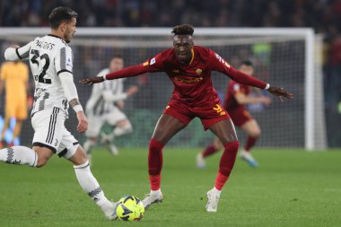 Roma, İtalya 05.03.2023: Leandro Paredes (Juventus), Tammy Abrham (AS ROMA) Serie A futbol karşılaşmasında AS Roma FC Juventus Torino ile Olimpiyat Stadyumu 'nda 05 Mart 2023 tarihinde oynanan karşılaşmada
