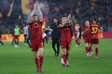 Roma, İtalya 05.03.2023: Bryan Cristante ve Gianluca Mancini (AS ROMA) Serie A futbol karşılaşması sonunda taraftarları selamladı.