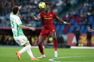 Roma, İtalya 12.03.2023: G.FERRARI (SASS), Tammy Abrham (AS ROMA) Serie A futbol karşılaşmasında AS Roma 'nın Sassuolo' ya karşı Roma, İtalya 'daki Stadio Olimpico' da oynadığı maçta.