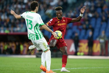 Roma, İtalya 12.03.2023: G.FERRARI (SASS), Tammy Abrham (AS ROMA) Serie A futbol karşılaşmasında AS Roma 'nın Sassuolo' ya karşı Roma, İtalya 'daki Stadio Olimpico' da oynadığı maçta.