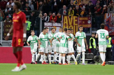 Roma, İtalya 12.03.2023: gülünecek ARMAND (SASS) gol attı ve İtalya 'nın başkenti Roma' daki Stadio Olimpico 'da AS Roman ve Sassuolo arasında oynanan Serie A futbol karşılaşması sırasında takımla birlikte kutladı..