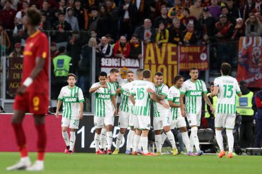 Roma, İtalya 12.03.2023: gülünecek ARMAND (SASS) gol attı ve İtalya 'nın başkenti Roma' daki Stadio Olimpico 'da AS Roman ve Sassuolo arasında oynanan Serie A futbol karşılaşması sırasında takımla birlikte kutladı..