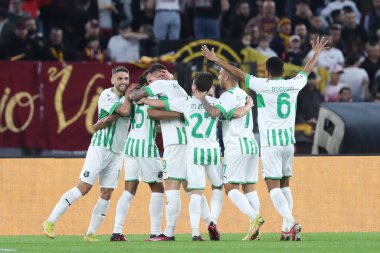 Roma, İtalya 12.03.2023: gülünecek ARMAND (SASS) gol attı ve İtalya 'nın başkenti Roma' daki Stadio Olimpico 'da AS Roman ve Sassuolo arasında oynanan Serie A futbol karşılaşmasında takımla birlikte kutladı..