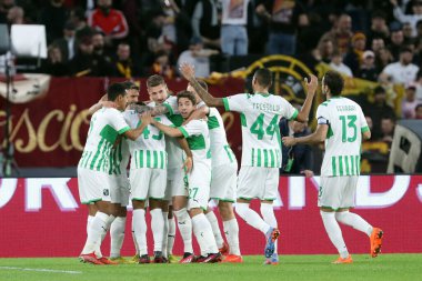 Roma, İtalya 12.03.2023: gülünecek ARMAND (SASS) gol attı ve İtalya 'nın başkenti Roma' daki Stadio Olimpico 'da AS Roman ve Sassuolo arasında oynanan Serie A futbol karşılaşmasında takımla birlikte kutladı..