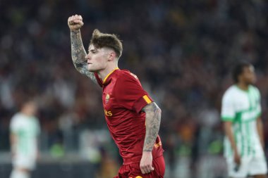 Roma, İtalya 12.03.2023: Nicola Zalwski (AS ROMA) gol attı ve İtalya 'nın başkenti Roma' daki Stadio Olimpico 'da AS Romanlar ve Sassuolo arasında oynanan Serie A futbol karşılaşması sırasında takımla birlikte kutladı..