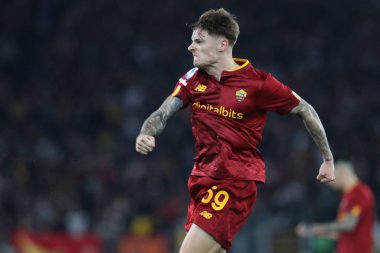 Roma, İtalya 12.03.2023: Nicola Zalwski (AS ROMA) gol attı ve İtalya 'nın başkenti Roma' daki Stadio Olimpico 'da AS Romanlar ve Sassuolo arasında oynanan Serie A futbol karşılaşması sırasında takımla birlikte kutladı..