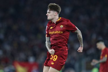 Roma, İtalya 12.03.2023: Nicola Zalwski (AS ROMA) gol attı ve İtalya 'nın başkenti Roma' daki Stadio Olimpico 'da AS Romanlar ve Sassuolo arasında oynanan Serie A futbol karşılaşması sırasında takımla birlikte kutladı..