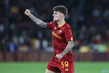 Roma, İtalya 12.03.2023: Nicola Zalwski (AS ROMA) gol attı ve İtalya 'nın başkenti Roma' daki Stadio Olimpico 'da AS Romanlar ve Sassuolo arasında oynanan Serie A futbol karşılaşması sırasında takımla birlikte kutladı..