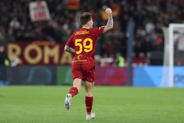 Roma, İtalya 12.03.2023: Nicola Zalwski (AS ROMA) gol attı ve İtalya 'nın başkenti Roma' daki Stadio Olimpico 'da AS Romanlar ve Sassuolo arasında oynanan Serie A futbol karşılaşması sırasında takımla birlikte kutladı..
