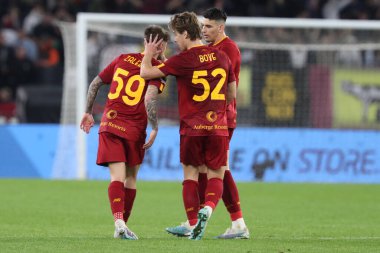 Roma, İtalya 12.03.2023: Nicola Zalwski (AS ROMA) gol attı ve İtalya 'nın başkenti Roma' daki Stadio Olimpico 'da AS Romanlar ve Sassuolo arasında oynanan Serie A futbol karşılaşması sırasında takımla birlikte kutladı..