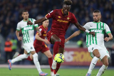 Roma, İtalya 12.03.2023: Tammy Abrham (AS ROMA), JEREMY TOLJAN (SASS) Serie A futbol karşılaşmasında AS Roma 'nın Sassuolo' ya karşı Roma, İtalya 'daki Stadio Olimpico' da oynanan maçta.