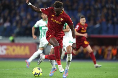 Roma, İtalya 12.03.2023: Tammy Abrham (AS ROMA), JEREMY TOLJAN (SASS) Serie A futbol karşılaşmasında AS Roma 'nın Sassuolo' ya karşı Roma, İtalya 'daki Stadio Olimpico' da oynanan maçta.