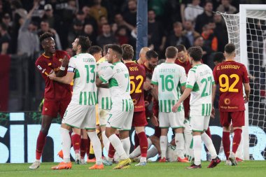 Roma, İtalya 12.03.2023: Ibanez 'in penaltı faulü ve İtalya' nın başkenti Roma 'daki Stadio Olimpico' da AS Roma ve Sassuolo arasında oynanan Serie A futbol karşılaşması sırasında oyuncular Tammy Abrham (AS ROMA), G.FERRARI (SASS) arasında bir kavga patlak verdi..