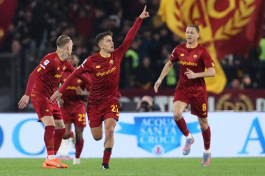 Roma, İtalya 12.03.2023: Paulo Dybala (AS ROMA) gol attı ve Serie A 'nın İtalya' nın başkenti Roma 'daki Stadio Olimpico' da AS Roma ve Sassuolo arasında oynanan futbol karşılaşması sırasında takımla birlikte kutladı..