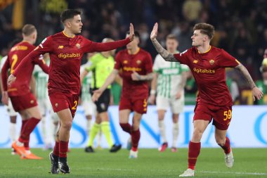 Roma, İtalya 12.03.2023: Paulo Dybala (AS ROMA), İtalya 'nın başkenti Roma' daki Stadio Olimpico 'da AS Romanlar ve Sassuolo arasında oynanan futbol karşılaşmasında golü (2-3) Nicola Zalwski (AS ROMA) ile birlikte attı..