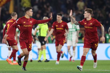 Roma, İtalya 12.03.2023: Paulo Dybala (AS ROMA), İtalya 'nın başkenti Roma' daki Stadio Olimpico 'da AS Romanlar ve Sassuolo arasında oynanan futbol karşılaşmasında golü (2-3) Nicola Zalwski (AS ROMA) ile birlikte attı..