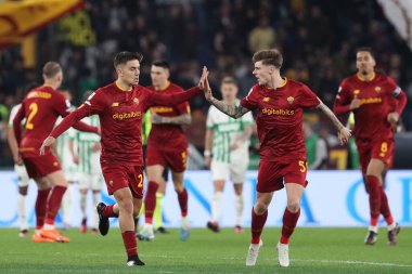 Roma, İtalya 12.03.2023: Paulo Dybala (AS ROMA), İtalya 'nın başkenti Roma' daki Stadio Olimpico 'da AS Romanlar ve Sassuolo arasında oynanan futbol karşılaşmasında golü (2-3) Nicola Zalwski (AS ROMA) ile birlikte attı..