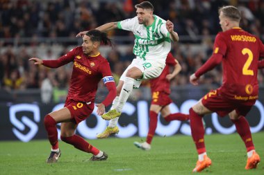 Roma, İtalya 12.03.2023: DOMENICO BERARDI (SASS), Chris Smalling (AS ROMA) Serie A futbol karşılaşması sırasında AS Roman ve Sassuolo arasında İtalya 'nın başkenti Roma' da Stadio Olimpico 'da oynanan karşılaşma.
