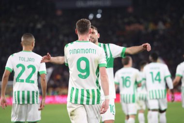Roma, İtalya 12.03.2023: PINAMONTI ANDREA (SASS) gol attı (2-4) ve Serie A futbol karşılaşmasında AS Romanları ile Sassuolo arasında İtalya 'nın başkenti Roma' daki Stadio Olimpico 'da oynanan karşılaşmayı kutladı..