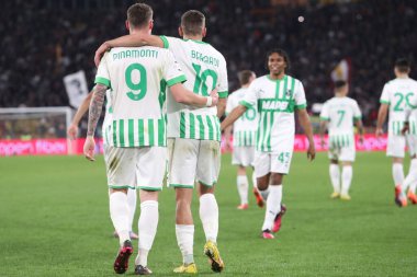Roma, İtalya 12.03.2023: PINAMONTI ANDREA (SASS) gol attı (2-4) ve Serie A futbol karşılaşmasında AS Romanları ile Sassuolo arasında İtalya 'nın başkenti Roma' daki Stadio Olimpico 'da oynanan karşılaşmayı kutladı..
