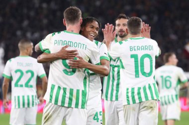 Roma, İtalya 12.03.2023: PINAMONTI ANDREA (SASS) gol attı (2-4) ve Serie A futbol karşılaşmasında AS Romanları ile Sassuolo arasında İtalya 'nın başkenti Roma' daki Stadio Olimpico 'da oynanan karşılaşmayı kutladı..