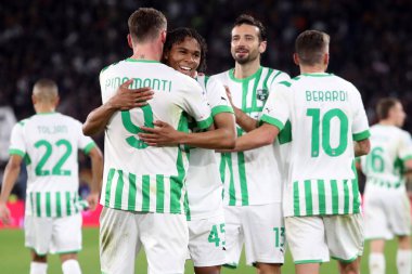Roma, İtalya 12.03.2023: PINAMONTI ANDREA (SASS) gol attı (2-4) ve Serie A futbol karşılaşmasında AS Romanları ile Sassuolo arasında İtalya 'nın başkenti Roma' daki Stadio Olimpico 'da oynanan karşılaşmayı kutladı..