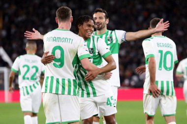 Roma, İtalya 12.03.2023: PINAMONTI ANDREA (SASS) gol attı (2-4) ve Serie A futbol karşılaşmasında AS Romanları ile Sassuolo arasında İtalya 'nın başkenti Roma' daki Stadio Olimpico 'da oynanan karşılaşmayı kutladı..