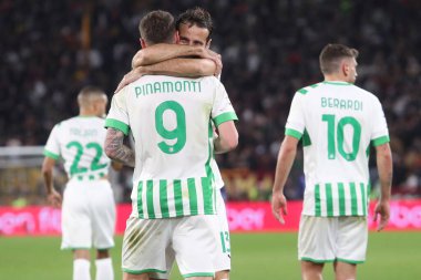 Roma, İtalya 12.03.2023: PINAMONTI ANDREA (SASS) gol attı (2-4) ve Serie A futbol karşılaşmasında AS Romanları ile Sassuolo arasında İtalya 'nın başkenti Roma' daki Stadio Olimpico 'da oynanan karşılaşmayı kutladı..