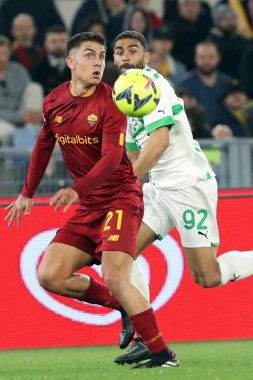 Roma, İtalya 12.03.2023: Paulo Dybala (AS ROMA), DEFREL (SASS) Serie A futbol karşılaşması sırasında AS Roma ile Sassuolo arasında İtalya 'nın başkenti Roma' daki Stadio Olimpico 'da oynanan karşılaşma.