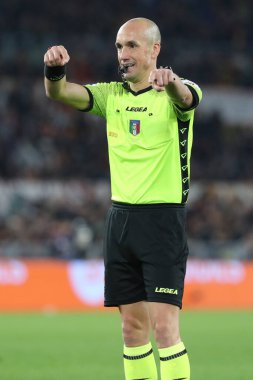 Roma, İtalya 12.03.2023: Serie A futbol karşılaşmasında hakem Fabbri, AS Romanları ile Sassuolo arasında İtalya 'nın başkenti Roma' daki Stadio Olimpico 'da oynanan karşılaşmada.