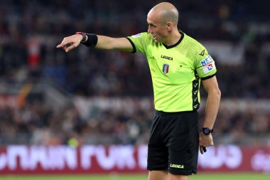 Roma, İtalya 12.03.2023: Serie A futbol karşılaşmasında hakem Fabbri, AS Romanları ile Sassuolo arasında İtalya 'nın başkenti Roma' daki Stadio Olimpico 'da oynanan karşılaşmada.