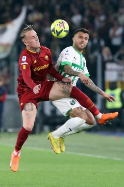 Roma, İtalya 12.03.2023: Rick Karsdorp (AS ROMA), de SOUZA HENRIQUE (SASS) Serie A futbol karşılaşması sırasında AS Romanları Sassuolo 'ya karşı Roma, İtalya' da Stadio Olimpico 'da.