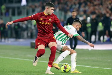 Roma, İtalya 12.03.2023: Volpato (Roma) de SOUZA HENRIQUE (SASS), Serie A futbol karşılaşması sırasında AS Romanları ve Sassuolo arasında İtalya 'nın başkenti Roma' daki Stadio Olimpico 'da oynanan karşılaşma..