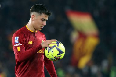 Roma, İtalya 12.03.2023: Serie A futbol karşılaşmasının sonunda İtalya 'nın başkenti Roma' daki Stadio Olimpico 'da AS Romanlar ve Sassuolo arasında oynanan hayal kırıklığı Paulo Dybala (AS ROMA).