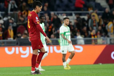 Roma, İtalya 12.03.2023: Serie A 'nın İtalya' daki Stadio Olimpico 'da AS Romanlar ve Sassuolo arasında oynanan futbol karşılaşması sonunda Chris Smalling' i (AS ROMA) hayal kırıklığına uğrattı..