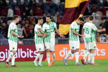 Roma, İtalya 12.03.2023: Sassuolo oyuncuları İtalya 'nın başkenti Roma' daki Stadio Olimpico 'da AS Romanlar ve Sassuolo arasında oynanan futbol karşılaşmasının galibiyetini kutladılar.