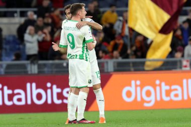 Roma, İtalya 12.03.2023: Sassuolo oyuncuları İtalya 'nın başkenti Roma' daki Stadio Olimpico 'da AS Romanlar ve Sassuolo arasında oynanan futbol karşılaşmasının galibiyetini kutladılar.