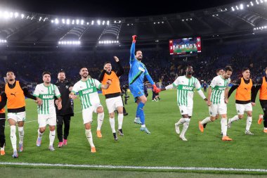 Roma, İtalya 12.03.2023: Sassuolo oyuncuları İtalya 'nın başkenti Roma' daki Stadio Olimpico 'da AS Romanlar ve Sassuolo arasında oynanan futbol karşılaşmasının galibiyetini kutladılar.