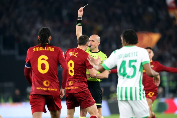 Roma, İtalya 12.03.2023: Serie A futbol karşılaşması sırasında İtalya 'nın başkenti Roma' daki Stadio Olimpico 'da AS Romanlar ve Sassuolo arasında oynanan sarı kart.