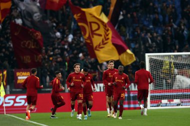 Roma, İtalya 19.03.2023: Serie A Şampiyonası 'ndan önce Roman oyuncular ısınırken, İtalya' nın başkenti Roma 'daki Stadio Olimpico' da SS Lazio ile AS Roma arasındaki futbol müsabakası başladı..