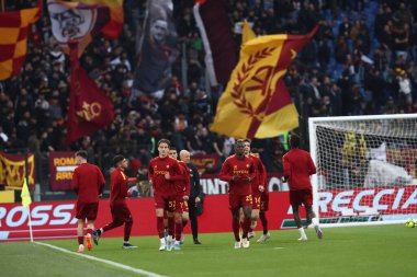 Roma, İtalya 19.03.2023: Serie A Şampiyonası 'ndan önce Roman oyuncular ısınırken, İtalya' nın başkenti Roma 'daki Stadio Olimpico' da SS Lazio ile AS Roma arasındaki futbol müsabakası başladı..