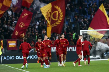 Roma, İtalya 19.03.2023: Serie A Şampiyonası 'ndan önce Roman oyuncular ısınırken, İtalya' nın başkenti Roma 'daki Stadio Olimpico' da SS Lazio ile AS Roma arasındaki futbol müsabakası başladı..