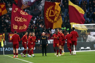 Roma, İtalya 19.03.2023: Serie A Şampiyonası 'ndan önce Roman oyuncular ısınırken, İtalya' nın başkenti Roma 'daki Stadio Olimpico' da SS Lazio ile AS Roma arasındaki futbol müsabakası başladı..