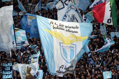 Roma, İtalya 19.03.2023: Serie A Şampiyonası sırasında Lazio taraftarları, İtalya 'nın başkenti Roma' daki Stadio Olimpico 'da SS Lazio' nun AS Roma 'ya karşı oynadığı futbol müsabakasında yer aldılar..